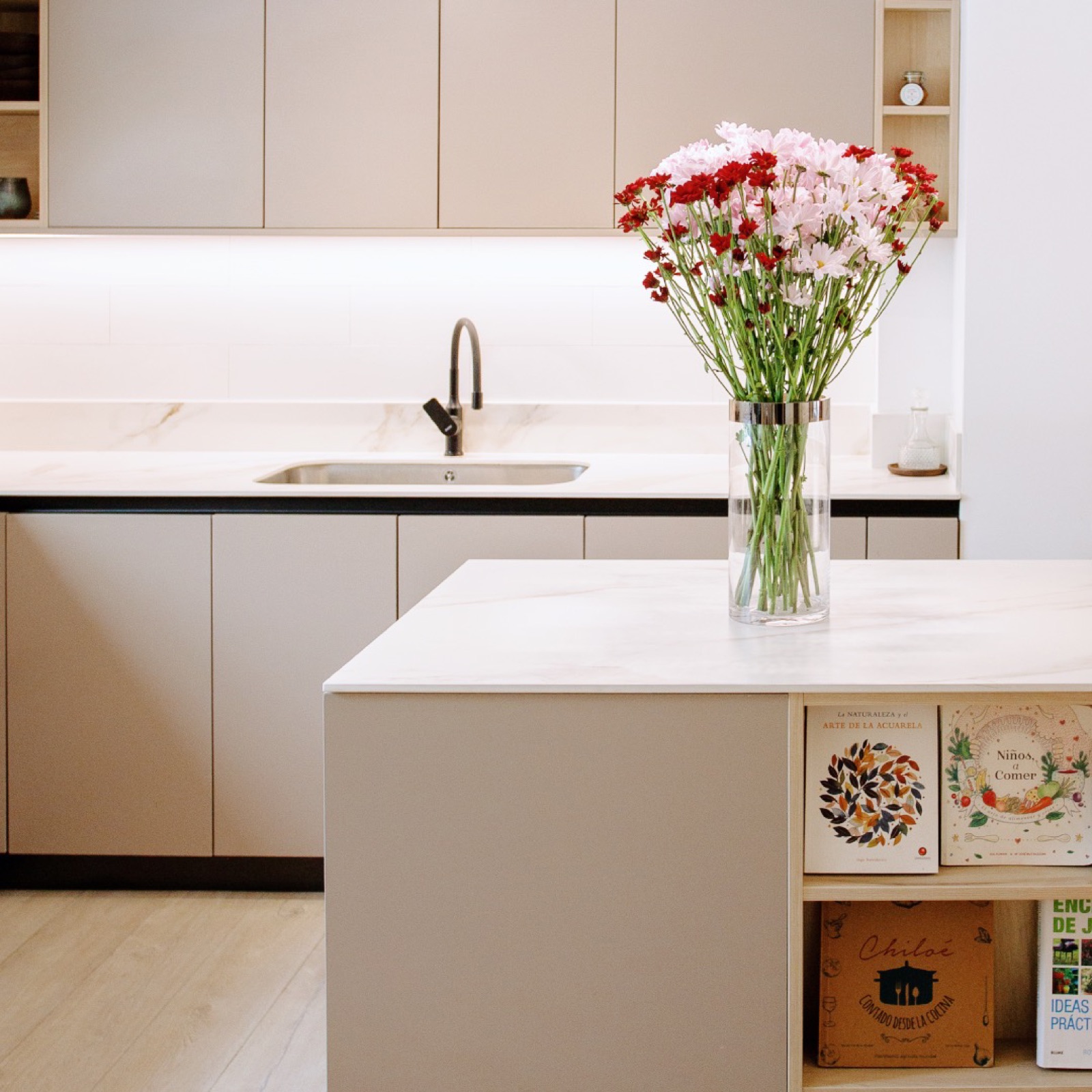Detalle de cocina LK: frentes lisos y encimera de piedra.