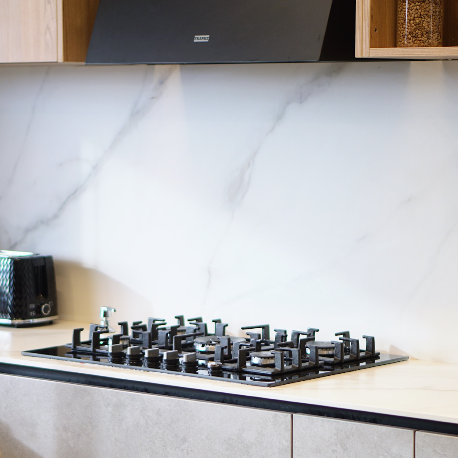 Cocina LK con muebles altos hasta el cielo.