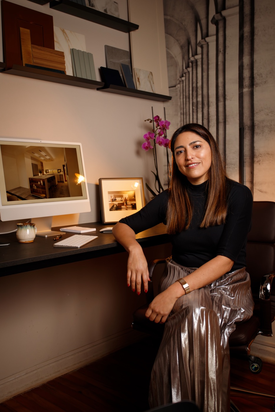 Evelin, de EstudioLK, en su estudio frente a muestras de materiales.