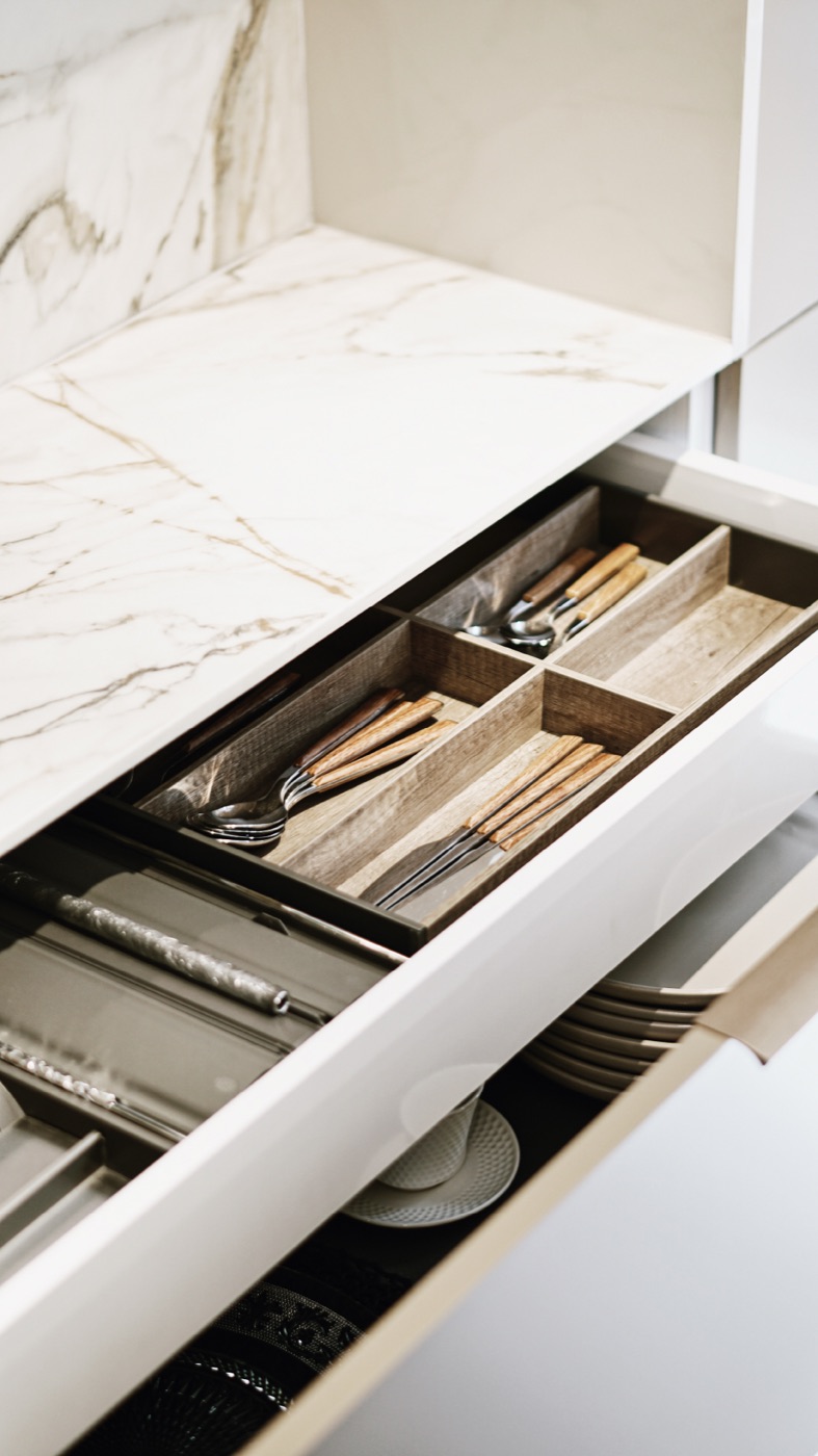 Detalle de fabricación: cajón con interior organizado.